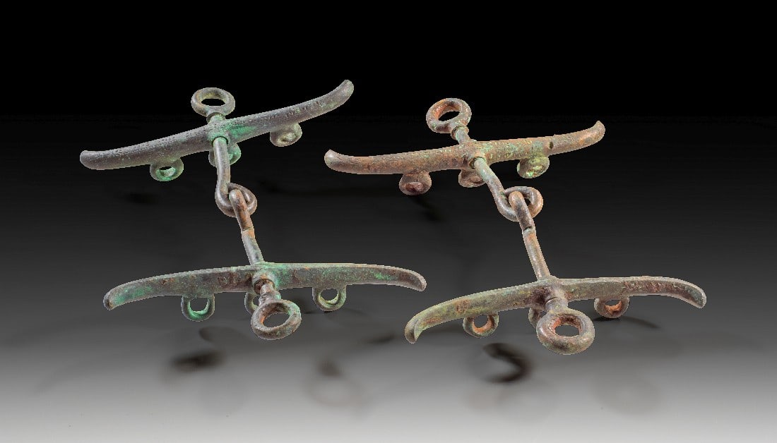 Pferdetrensen aus Bronze.: Pferdetrensen aus Bronze. Urartu, 9. - 7. Jh. v. Chr. B 23 u. 24cm, L 16,5 bzw. 17cm. Bronzeguss. Mit Keilschrift auf den Seitenstücken. 2 Stück! Grüne Patina, intakt. Provenienz: Ex Sammlung