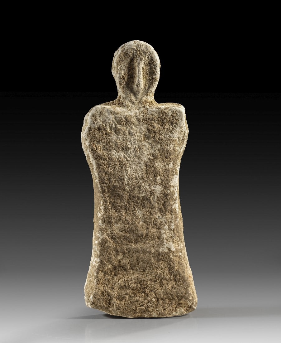 Großes, weißes Idol.: Großes, weißes Idol. Naher oder mittlerer Osten. 1. Hälfte 2. Jt. v. Chr. H 24cm. Hellgraue Terrakotta. Barrenförmiger Körper mit leicht eingezogenen Seiten. Der scheibenförmige Kopf mit Nase