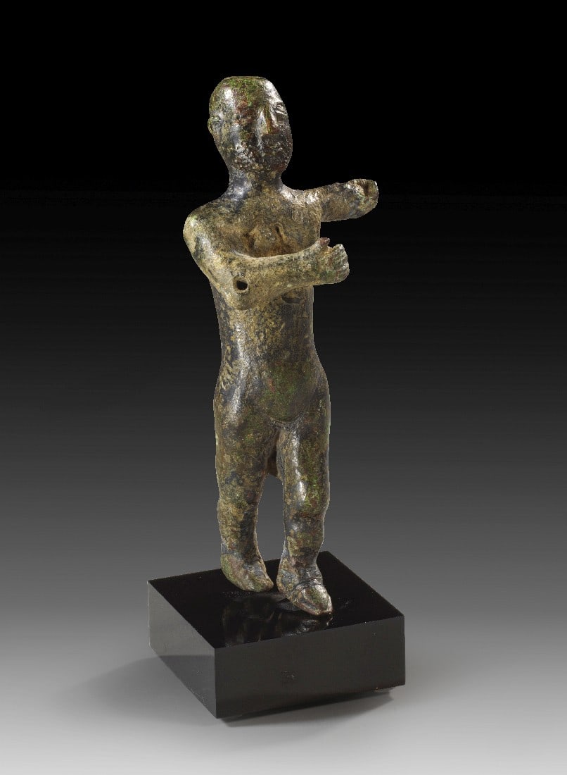 Keltische Bronzestatuette eines Mannes.: Keltische Bronzestatuette eines Mannes. Latènezeitlich, 1. Jh. v. Chr. H 10,8cm. Vollguss mit Kaltarbeit. Figur eines schreitenden Mannes mit kahlem Kopf und Bart. Der linke Arm ist vom Körper
