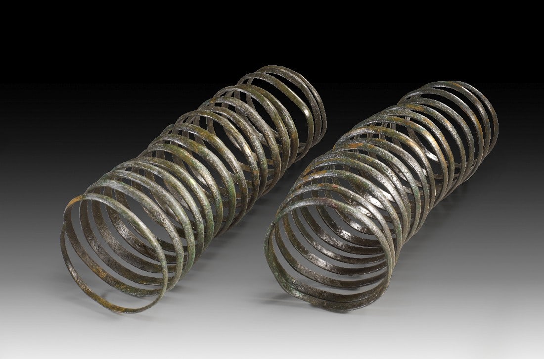 Paar bronzezeitliche Armspiralen.: Paar bronzezeitliche Armspiralen. 1500 - 700 v. Chr. L 22cm und 23cm. Dunkelgrüne Patina, intakt. Provenienz: Ex Privatsammlung Guido Pohl, Aldenhoven; ex Sammlung Adolf Böhnlein, Coburg, erworben