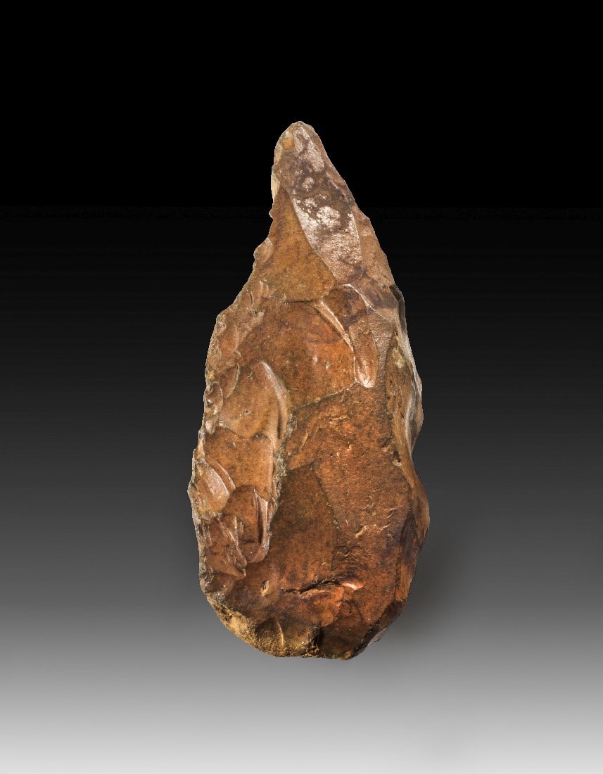 Acheuléenzeitlicher Faustkeil.: Acheuléenzeitlicher Faustkeil. Alter 500.000 - 300.000 Jahre. L 19,8cm. Biface aus schimmerndem braunen Silex. Mit der Aufschrift "Environs de Gournay Seine inférieure". Intakt. Provenienz: Aus der