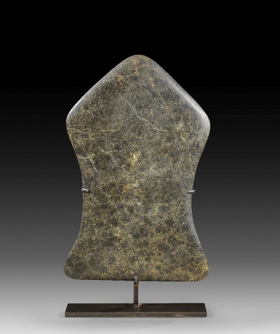 Große Valdivia Prunkaxt.: Große Valdivia Prunkaxt. ca. 3500 - 1450 v. Chr. Andesit, H 36cm B 23cm. Flache Axt mit eingezogenen Seiten und konischer Spitze. Intakt, auf elegantem Ständer. Provenienz: Aus belgischem