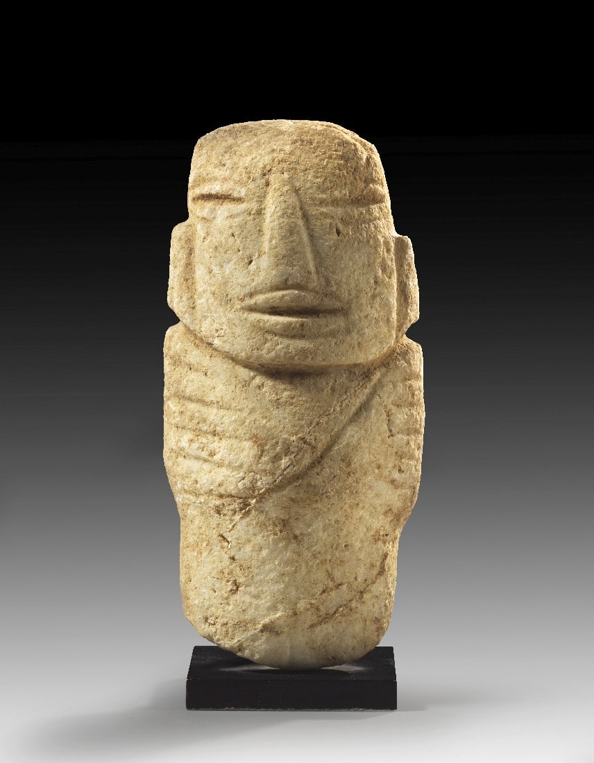 Stein-Idol.: Stein-Idol. Cola de Palma, Oaxaca, ca. 300 v. - 200 n. Chr. Mezcala-Stil. H 23,5cm (ohne Sockel), Sockelhöhe 1,4cm. Marmor. Stehende Figur mit kurzen, durch eine flache Furche voneinander getrennten