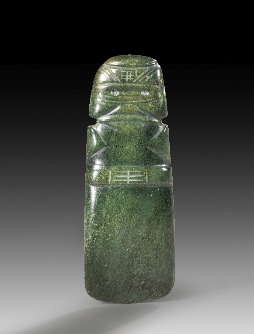 Axt-Figur.: Axt-Gott. Guanacaste / Nicoya, 600 - 900 n. Chr. H ohne Ständer 7cm. Jade. Stilisierte, sitzende Figur, die Hände vor dem Bauch gefaltet, die kurzen Beine angewinkelt. Intakt, montiert auf