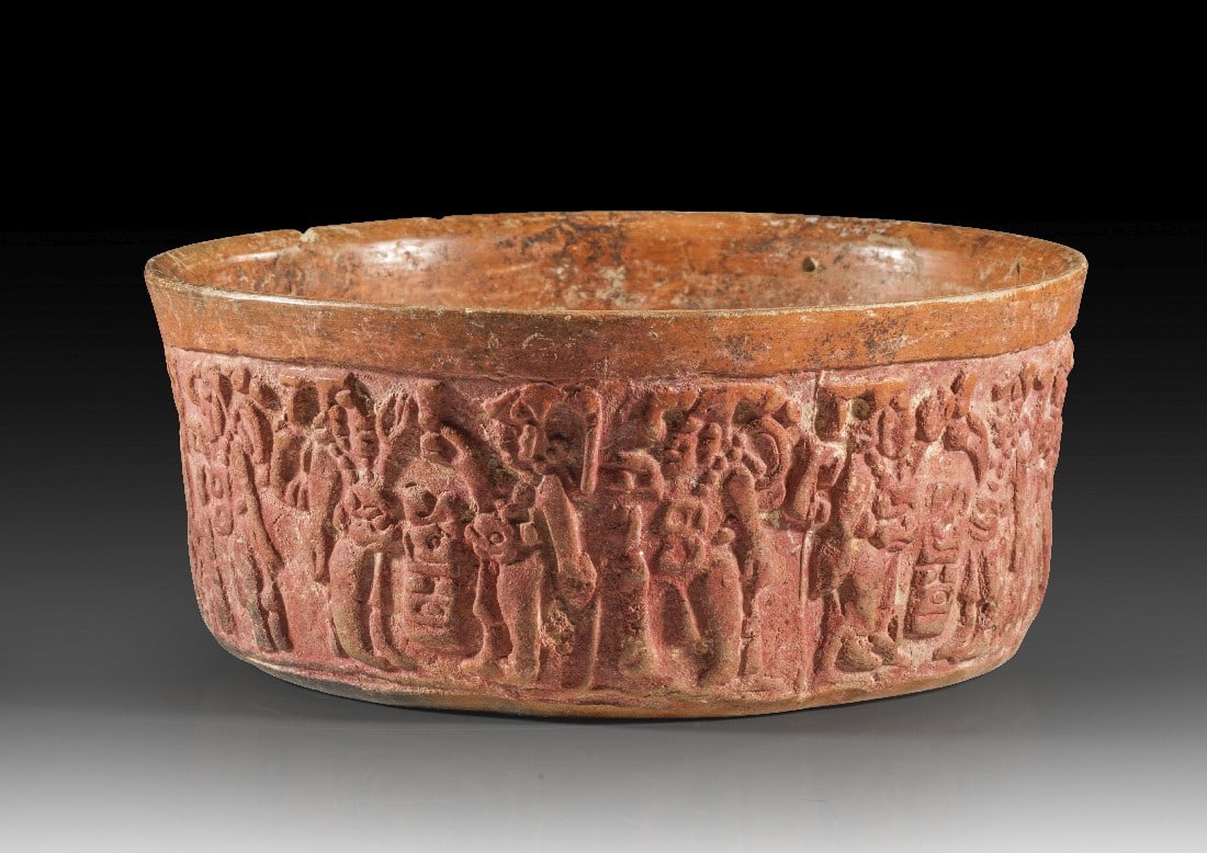 Reliefschale.: Reliefschale. Maya, ca. 600 n. Chr. H 8cm, ø 18cm. Beiger Ton mit rötlichem Überzug. Schale mit flachem Boden. Die Außenseite trägt einen umlaufenden figürlichen Reliefdekor, die jeweils zwei