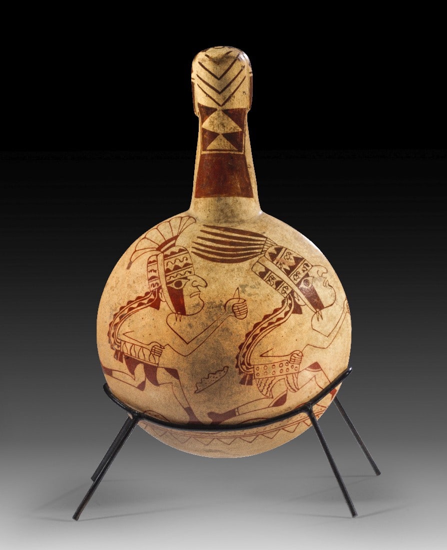 Canchero mit Kriegern.: Canchero mit Kriegern. Moche, 450 - 600 n. Chr. H 30cm. Rötlicher Ton mit ockerfarbenem Überzug und Bemalung in Brauntönen. Zeremonielle Röstpfanne für Mais (Canchero) mit bauchigem Körper und