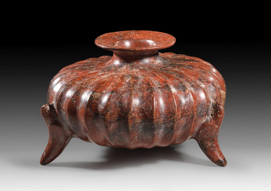 Großes dreifüßiges Calabaza -Gefäß.: Großes dreifüßiges "Calabaza"-Gefäß. Colima-Kultur, ca. 100 v. Chr. - 300 n. Chr. H 21,5cm, ø 36,8cm. Gebrannter Ton, rotpoliert. Monumentales Gefäß mit gedrungenem, kugelig-rippigen Körper