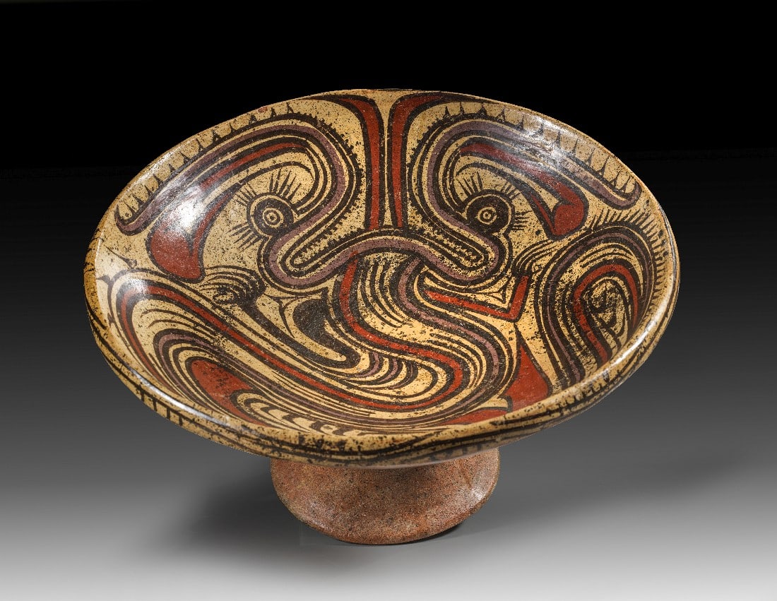 Alligatoren-Teller.: Alligatoren-Teller. Coclé-Kultur, ca. 1500 n. Chr. H 15cm, ø 29cm. Tonschale mit hohem Standfuß, polychrom bemalt (creme, rotbraun, violett, schwarzbraun). Die Bemalung der Tellerinnenseite zeigt