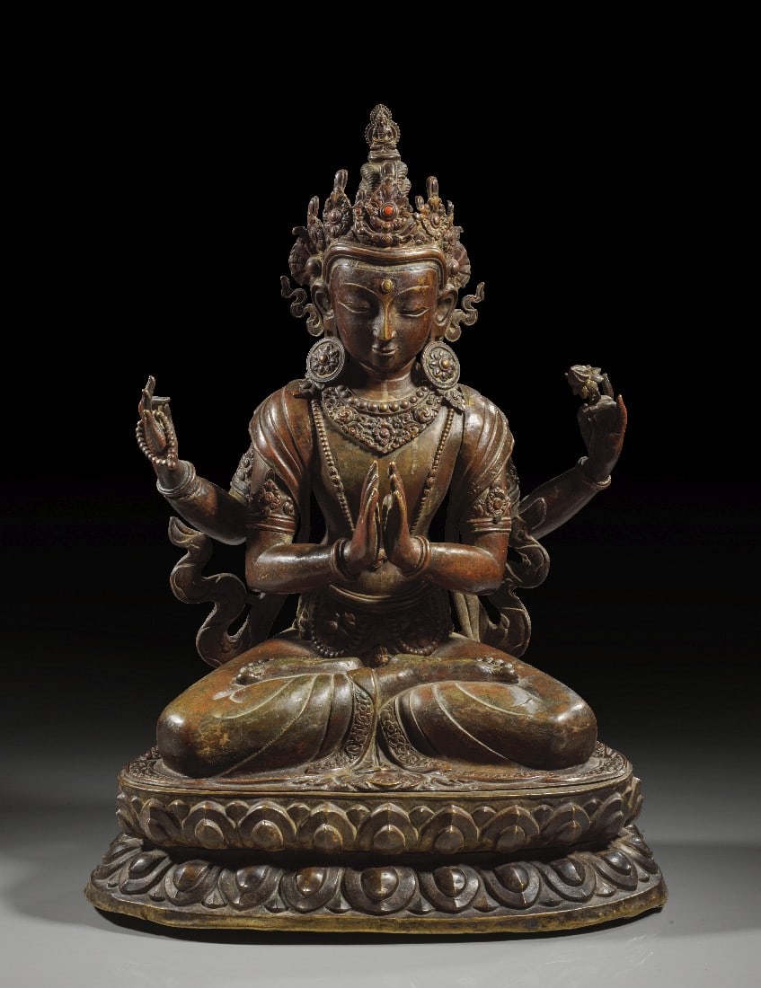 Herrliche reich ornamentierte Statue des vierarmigen Avalokiteshvara.: Herrliche reich ornamentierte Statue des vierarmigen Avalokiteshvara. Südostasien, 18. Jahrhundert. H ca. 56cm, B ca. 36cm. Kupferblech, getrieben (Repoussé), aufwendig ziseliert, punziert und