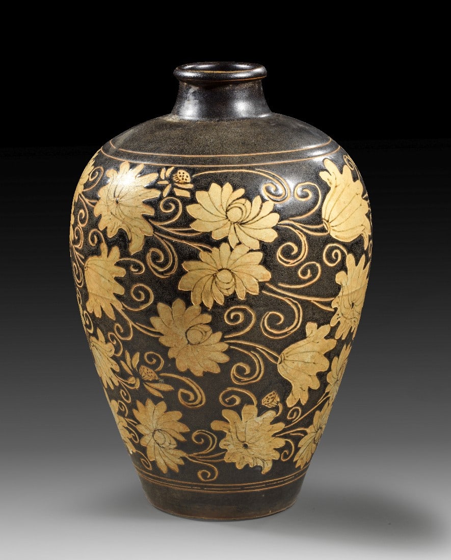 Elegante Cizhou-Vase mit Crysanthemendekor.: Elegante Cizhou-Vase mit Crysanthemendekor. China, Song Dynastie, 12. Jh. H ca. 32cm, ø ca. 20cm. Steinzeug mit schwarzer Engobe, graffito-geschmückter Dekor und transparenter Glasur.