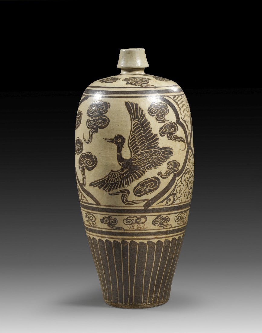 Seltene Cizhou-Vase mit Kranichdekor.: Seltene Cizhou-Vase mit Kranichdekor. China, Song Dynastie, 12. Jh. H ca. 44cm, ø ca. 18cm. Steinzeug mit Engobendekor in Unterglasur-Schwarz. Hochovale, elegant proportionierte Vase mit leicht