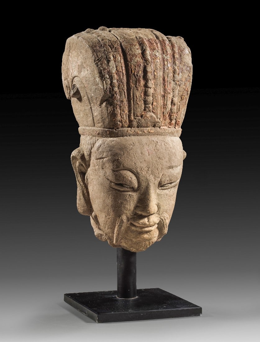 Kopf eines Gelehrten.: Kopf eines Gelehrten. China, Ming-Dynastie, 1368 - 1644. H 27cm. Grauer Sandstein. Farbreste, vollplastischer Kopf, geschmückte Haube und langer Schnurrbart. Vermutlich Wenchang Wang, der Gott der