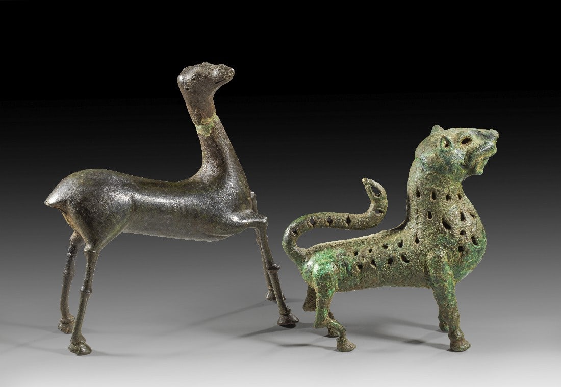 Zwei zoomorphe Bronzefiguren: Räuchergefäß in Tiergestalt und Hirschfigur mit floraler (1 of 1)