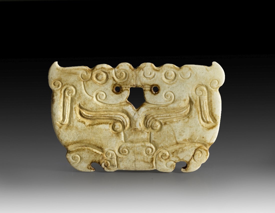 Archaische Jade, Thao Tie Maske.: Archaische Jade, Thao Tie Maske. Späte Shang-Periode, um 1100 v. Chr. L 4,6cm, B 7,1cm. Nephrit-Jade, hell, leicht gelblich patiniert, poliert. Rechteckige, flachreliefierte Plakette mit