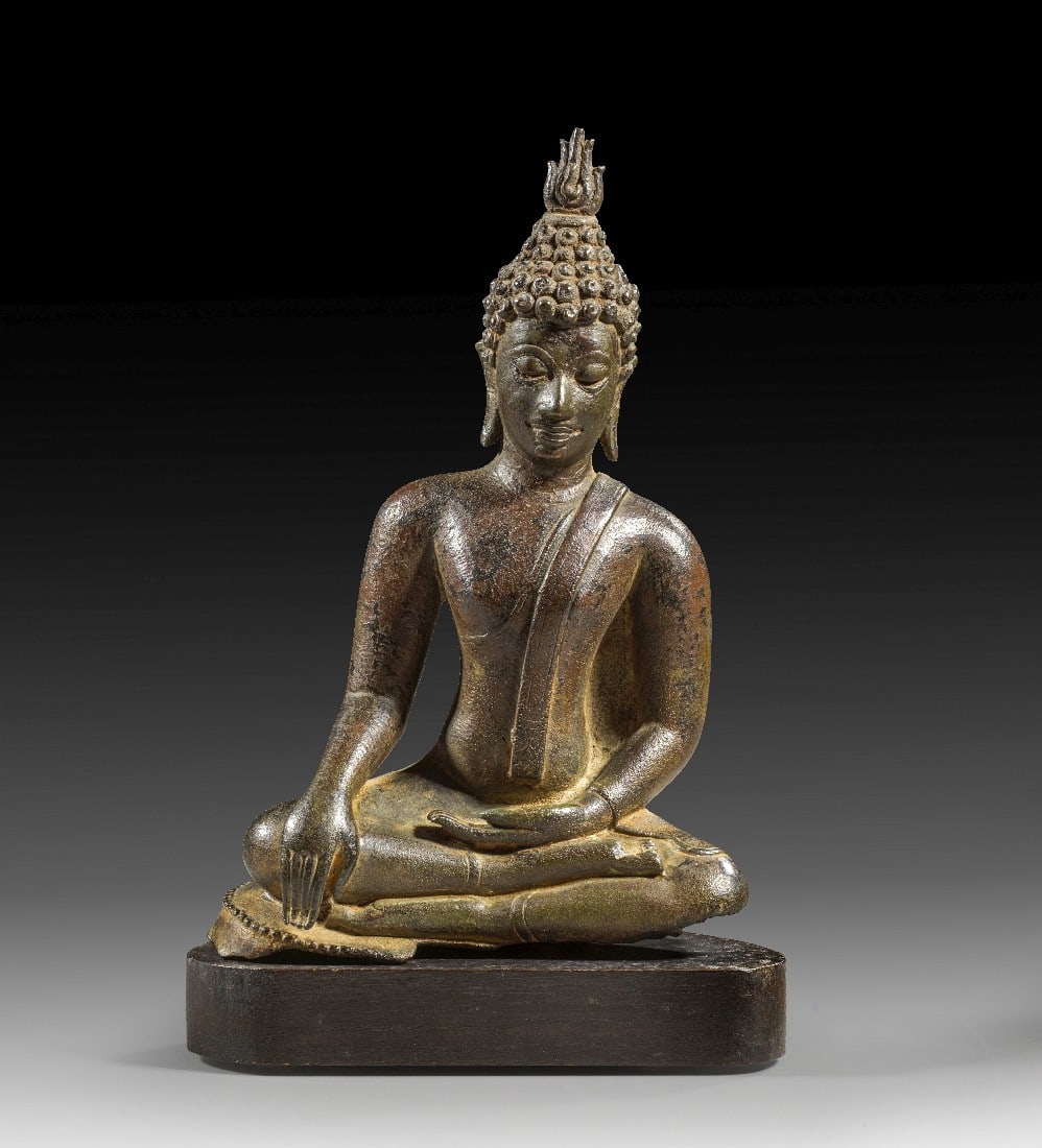 Bronzefigur eines sitzendes Buddha Shakyamuni.: Bronzefigur eines sitzendes Buddha Shakyamuni. Südostasien, wohl 19. Jahrhundert. L 26,5cm, L 28cm (mit Sockel). Bronze mit dunkelbraun-schwarzer Patina. Auf modernem ovalem Holzsockel. Der Erhabene