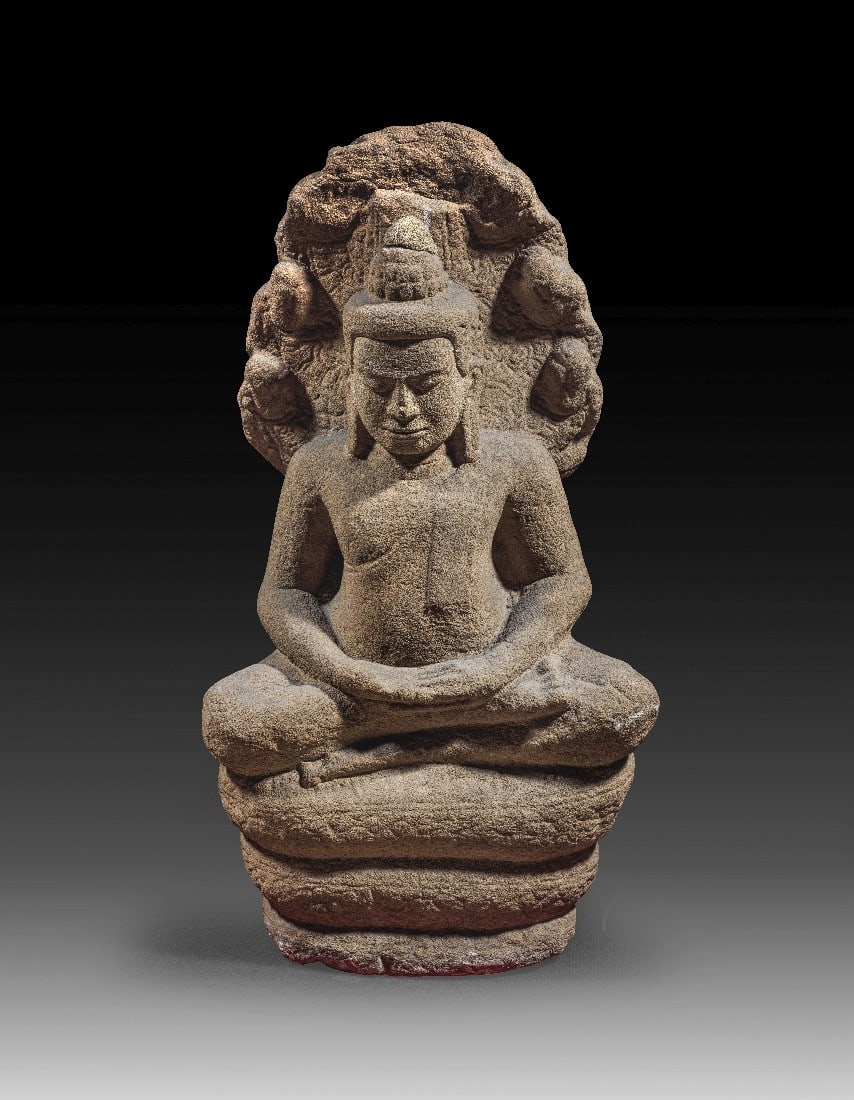 Große Skulptur des Buddha unter dem Schutz der Naga Mucilinda.: Große Skulptur des Buddha unter dem Schutz der Naga Mucilinda. Südostasien, Khmer Lopburi, 13. Jahrhundert. H 75cm, B 39cm. Sandstein. Darstellung des erhabenen Gautama Buddha in der Haltung