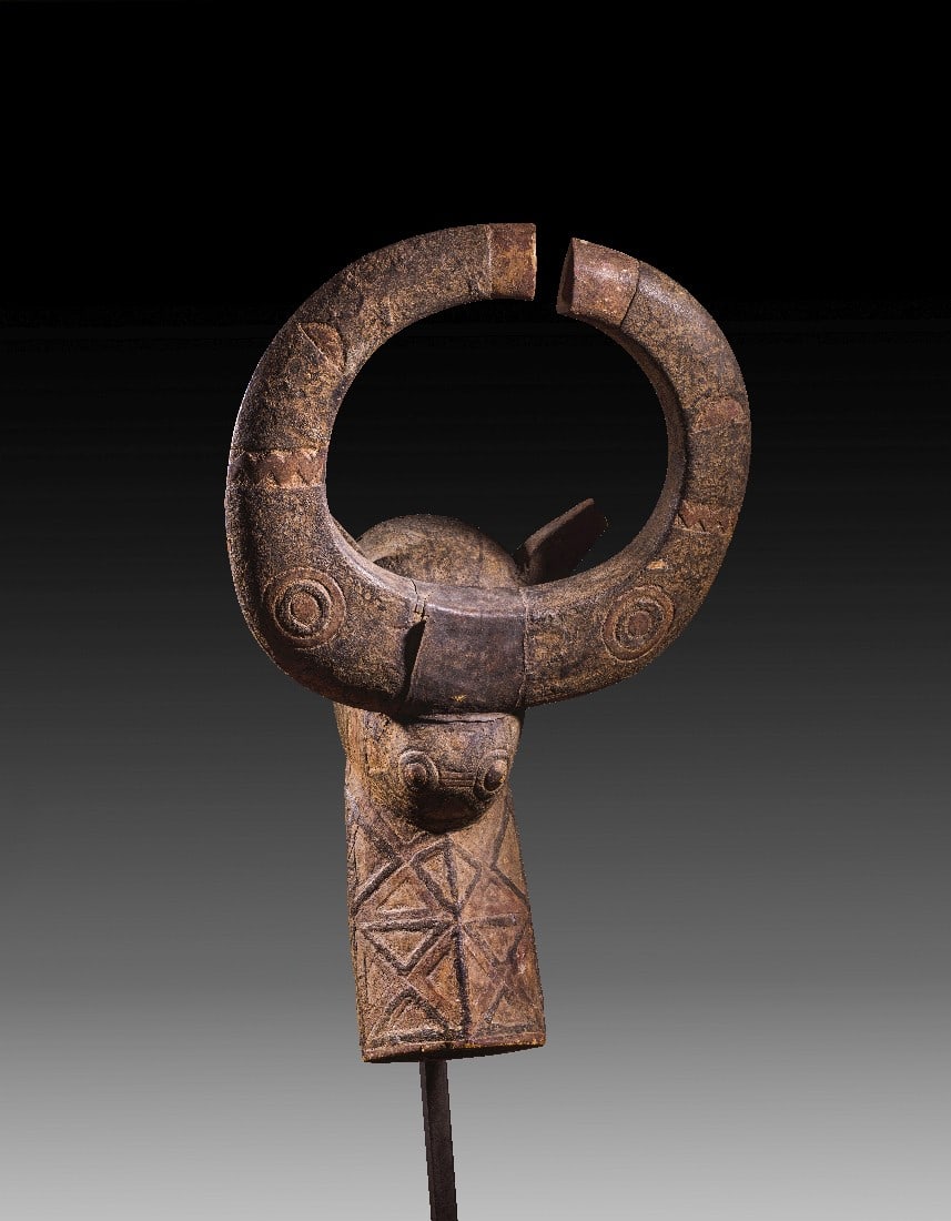 Große Büffelmaske bwa.: Große Büffelmaske bwa. Burkina Faso, 1. Hälfte 20. Jh. Maske H 72cm, B ca. 50cm, H mit Ständer 176cm. Holz, zweifarbig bemalt. Auf dem Kopf runde Hörner. Intakt. Provenienz: Aus Münchner