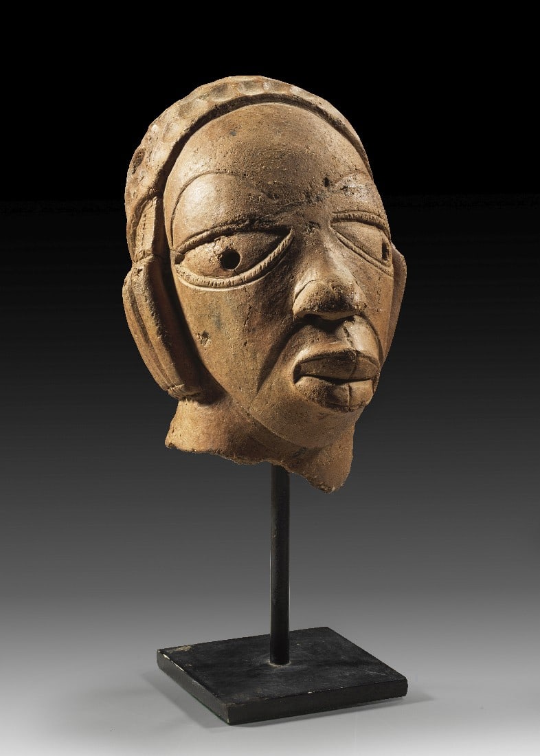 Männlicher Terrakotta-Kopf.: Männlicher Terrakotta-Kopf. Nok, Nigeria, ca. 400 v. Chr. H 22,5cm und mit Sockel ca. 30cm. Modern gesockelt. Ausdrucksstarker Kopf einer männlichen Figur in typisch stilisierter Formensprache der
