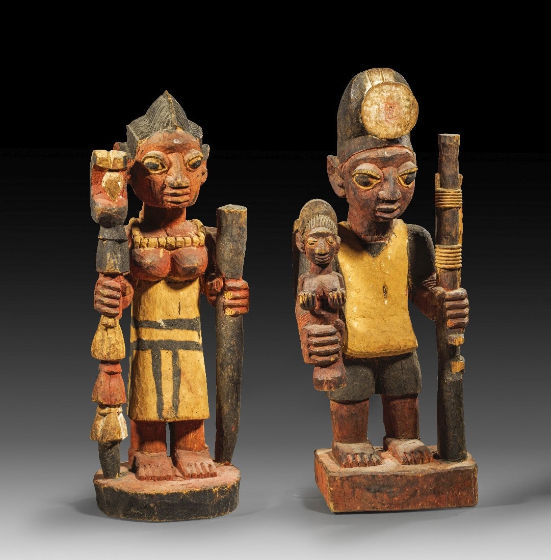 Paar Yoruba-Figuren.: Paar Yoruba-Figuren. Nigeria, 1870/80 - 1900. H 48 u. 51cm. Holz mit Erdfarbenbemalung. Für den Shango-Kult. Die männliche Figur trägt einen Tanzaufsatz mit einer Frauenstatue und ein Zepter. Die
