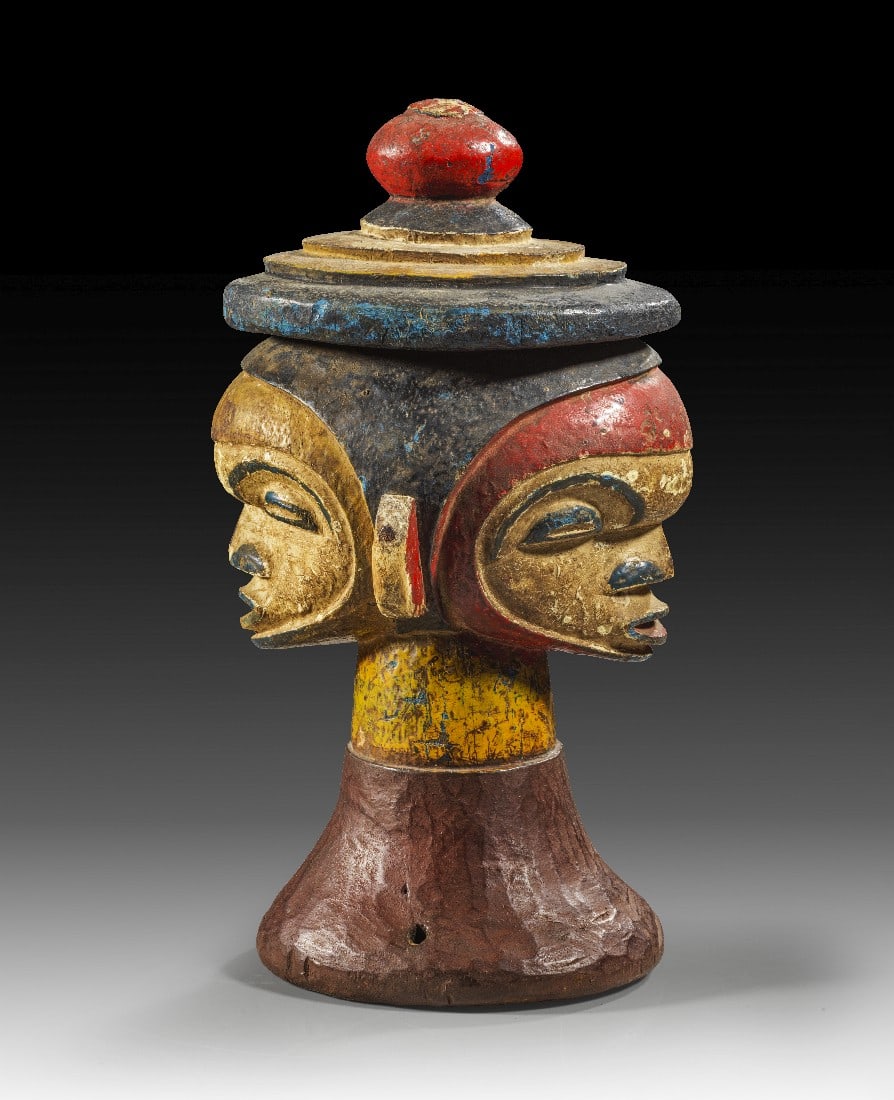 Tanzaufsatz.: Tanzaufsatz. Um 1900. H 26cm. Holz mit kolonialer Bemalung. Mit Januskopf. Oberfläche berieben. Provenienz: Ex Sammlung Dr. Vera u. Dr. Wolfgang Nerlich, München. Headdress. H 26cm. Wood with