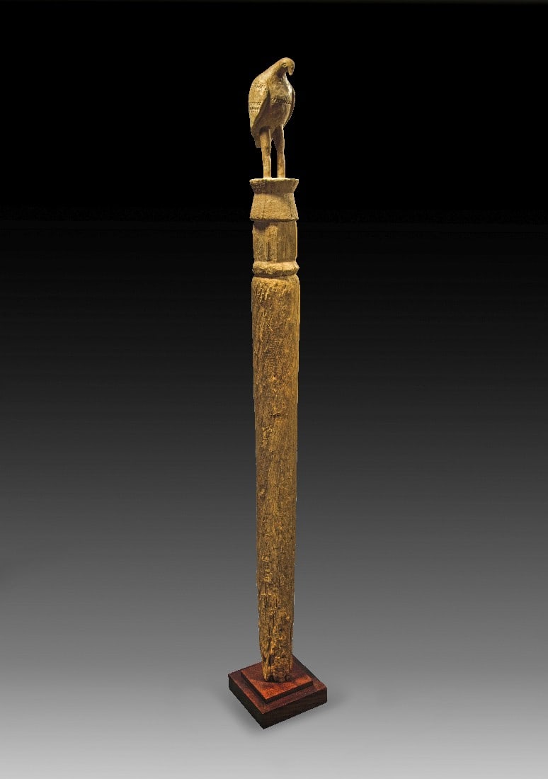 Holzpfahl mit Vogelfigur.: Holzpfahl mit Vogelfigur. Shona, Zimbabwe (?). H 178,5cm (mit Sockel), H 171,5cm (ohne Sockel). Bekrönt von einer Taube (?). Witterungspatina. Provenienz: Aus Münchner Privatsammlung. Erworben vor