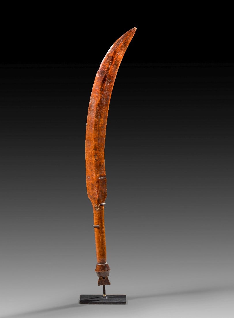 Wurfstock aus Holz.: Wurfstock aus Holz. Nordost-Mongo. H 63cm. Während der Kolonialzeit wurde der Wurfstock manchmal noch als Statussymbol verwendet. Mit Rechnung! Gesockelt, intakt. Provenienz: Ex Gorny & Mosch