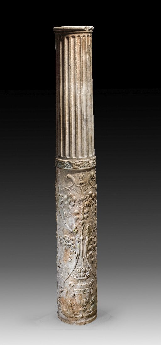 Säule mit floralem Dekor.: Säule mit floralem Dekor. Renaissance, 15. Jh. n. Chr. Weißer, feinkristalliner Marmor. H 143cm. ø 17,5cm oben. Im unteren Bereich Kandelaber, aus denen Ranken sprießen. Darüber Kanneluren.