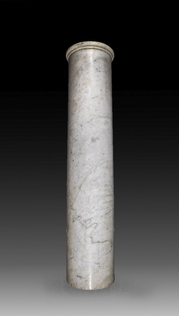 Säule.: Säule. 16. - 18. Jh. Weißer, feinkristalliner, grau geäderter Marmor. H 133cm. ø 28cm unten. Der untere Abschluss glatt, der obere mit umlaufendem Wulst. Kleinere Bestoßungen. A marble column. Wh