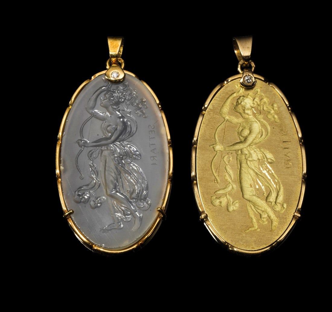 Zwei Anhänger mit Darstellung der Diana.: Zwei Anhänger mit Darstellung der Diana. Ende des 18. - Anfang des 19. Jhs. a) 16,24g, L 5,7cm. In Gold gerahmter hochovaler Intaglio aus Achat mit Darstellung der Diana, rechts Künstlersignatur
