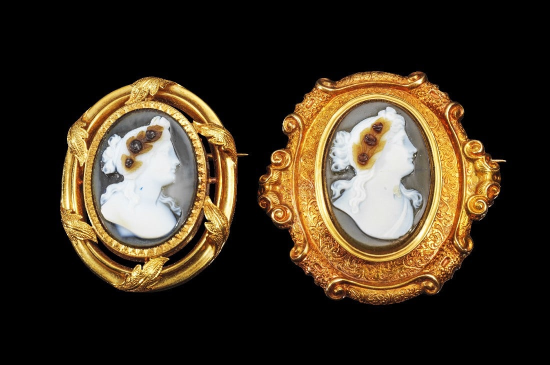 Zwei Goldbroschen mit Achat-Kameen.: Zwei Goldbroschen mit Achat-Kameen. Italien, 1860 - 1870. a) 11g. H 4,4cm. Brosche aus 750er Gold, verziert mit einem dreischichtigen Achatkameo, der Flora, die römische Göttin des Pflanzenlebens,