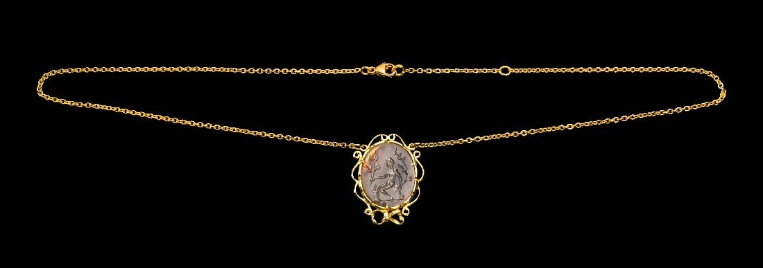 Goldkettchen mit Anhänger in Form einer Achat-Gemme.: Goldkettchen mit Anhänger in Form einer Achat-Gemme. Kette u. Fassung modern, Gemme, 17. Jh. 9,55g, Gemme 20 x 16mm, Kette ca. 44cm. Intaglio aus dem 17. Jahrhundert aus der sogenannten ?Lapislazuli-