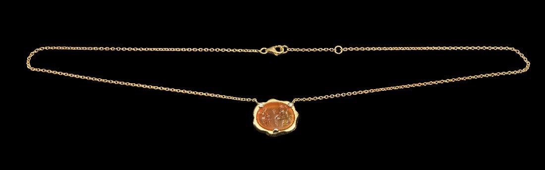 Goldkettchen mit Anhänger in Form einer römischen Gemme.: Goldkettchen mit Anhänger in Form einer römischen Gemme. Kettchen und Fassung modern, Gemme römisch, 3. Jh. n. Chr. 8,13g, Gemme 16 x 12mm, Kette L ca. 43cm. Ovale Gemme aus orangem Karneol, die