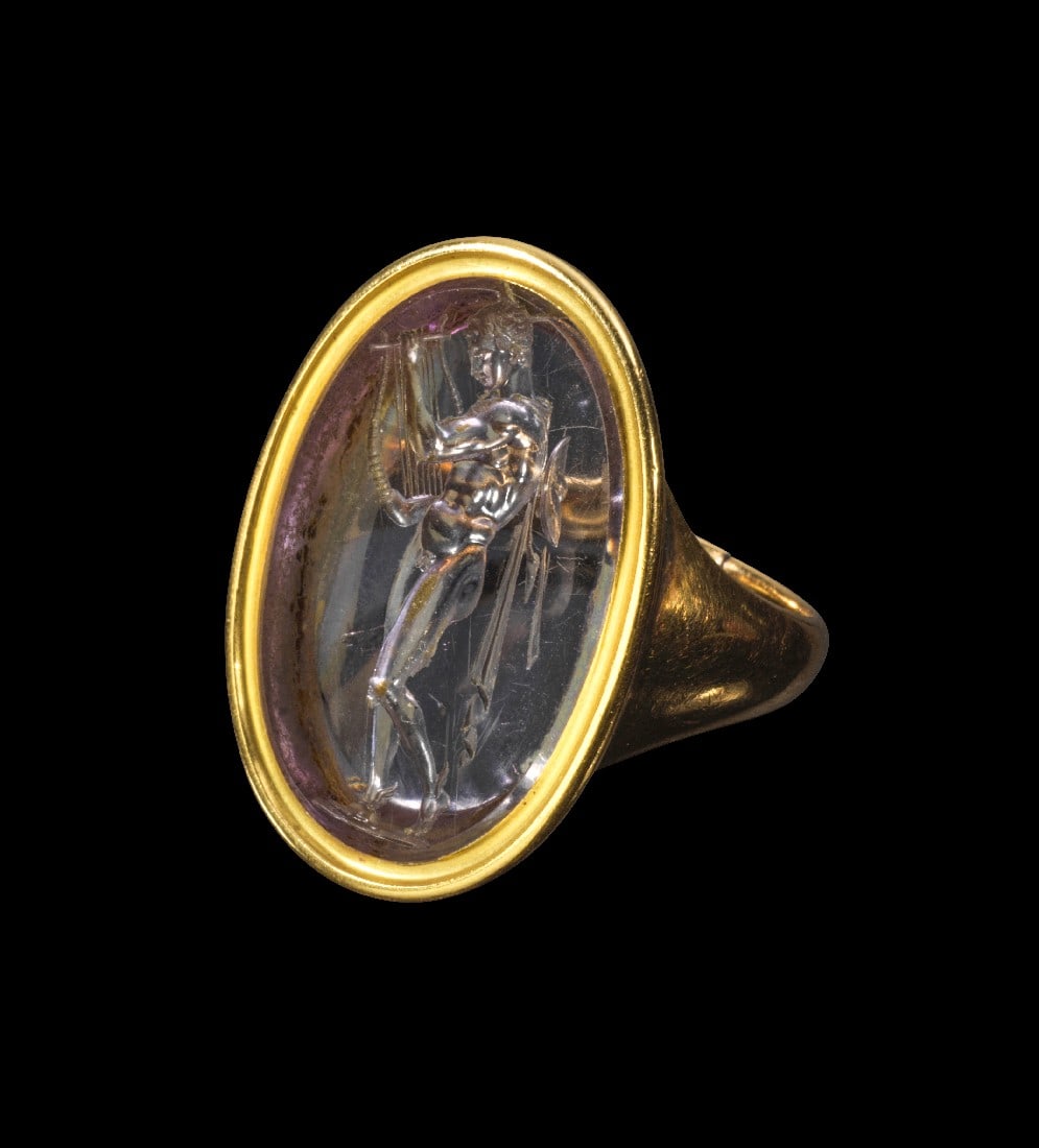 Moderner Goldring mit klassizistischer Amethyst-Gemme. (1 of 1)