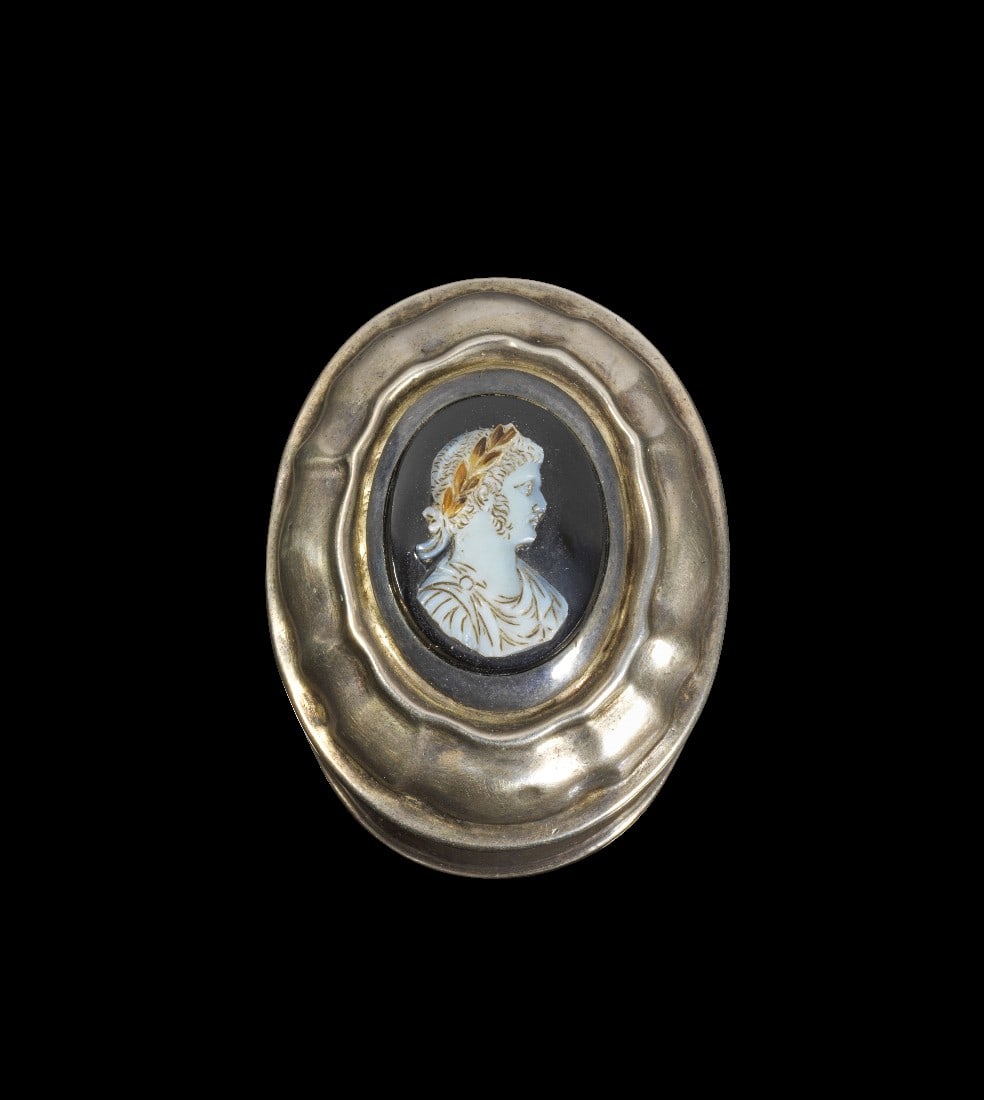 Barock-Pillendose mit römischem Kameo.: Barock-Pillendose mit römischem Kameo. Augsburg, um 1720, Kameo römisch, 2. - 3. Jh. n. Chr. 24,5g. B 4,5cm. Silber, getrieben, innen vergoldet, im Deckel Lagen-Onyx-Kameo mit der Darstellung eines