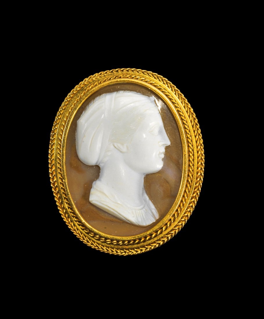 Gelbgoldbrosche mit Onyxkameo.: Gelbgoldbrosche mit Onyxkameo. Wohl Italien, um 1800. 5,72g, 26 x 30mm. Onyx-Kameo mit der Büste der griechischen Dichterin Sappho; gefasst in einer Brosche aus Gelbgold mit filigranen Rändern. 
