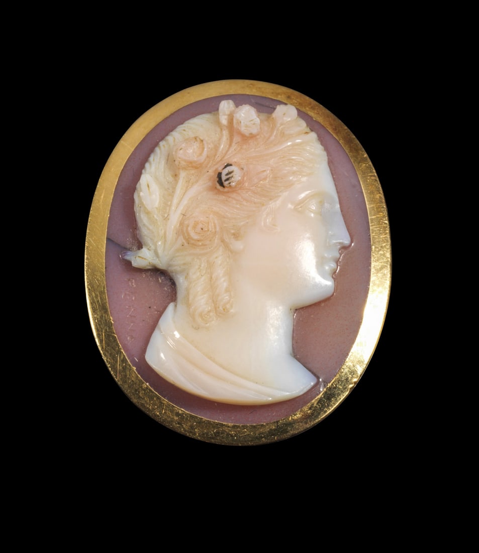 Goldbrosche mit Achatkameo.: Goldbrosche mit Achatkameo. Europa, 19. Jh. 4,46g, Brosche H 26mm, Kameo 22 x 17mm. Goldrahmen mit Nadel, darin Achatkameo mit der Büste einer Mänade, signiert "PENNA" (unbekannter