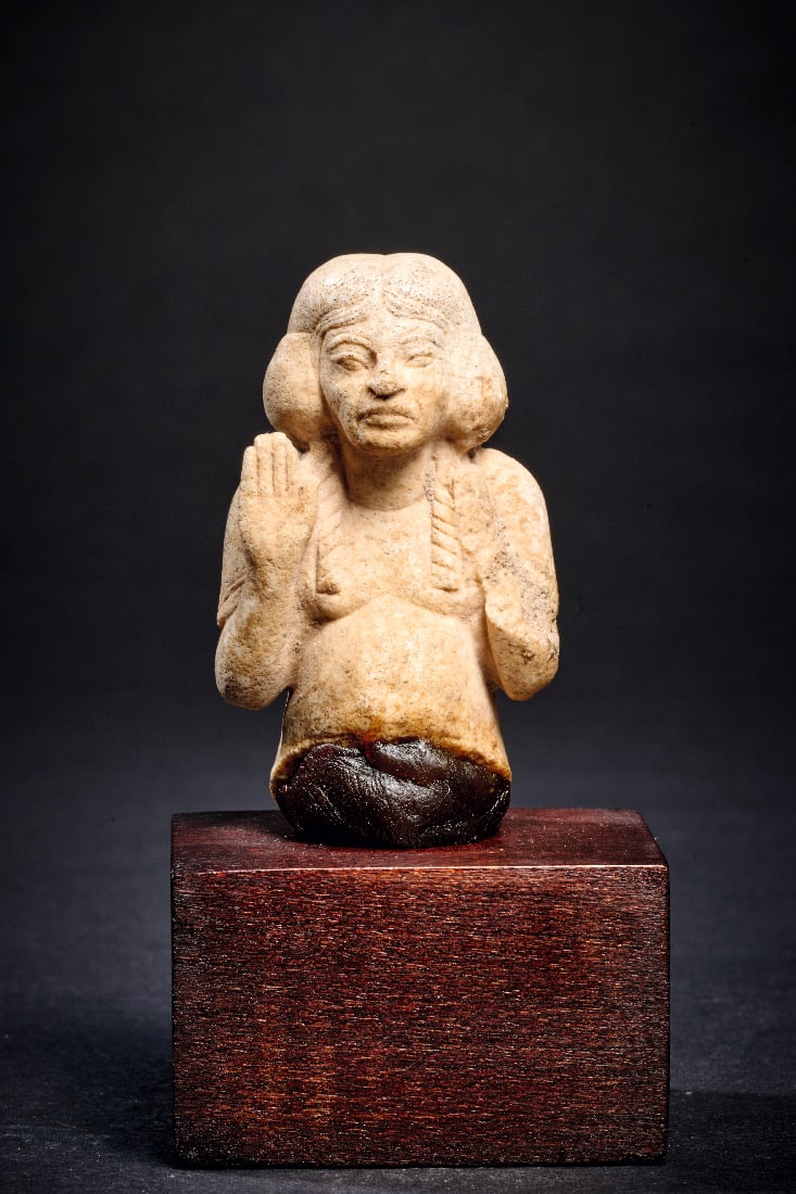 Statuette eines hethitischen Gesandten.: Statuette eines hethitischen Gesandten. Neues Reich, 18. Dynastie, 1550 - 1295 v. Chr. H 5,3cm. Hellbeiger Stein (Marmor oder Steatit?). Oberkoerper einer sitzenden maennlichen Figur mit erhobenen Hae