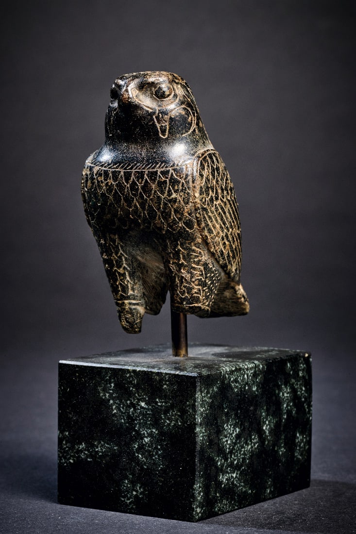 Horusfalke.: Horusfalke. Neues Reich oder Spaetzeit, 2. Haelfte 2. Jt. / 1. Haelfte 1. Jt. v. Chr. Schwarzer Speckstein, H 6,5cm L 5cm. Exzellente Bildhauerarbeit! Fuesse und Schwanzspitze gebrochen. Provenienz: