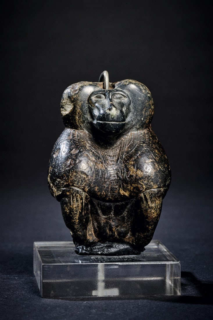 Statuette eines Pavians.: Statuette eines Pavians. Spaetzeit, 26. - 27. Dynastie, ca. 664 - 404 v. Chr. Schwarzer Steatit. H 6,5cm. Erscheinungsform des Gottes Thot. In der Kalotte Loch fuer die Befestigung der Mondscheibe. Se