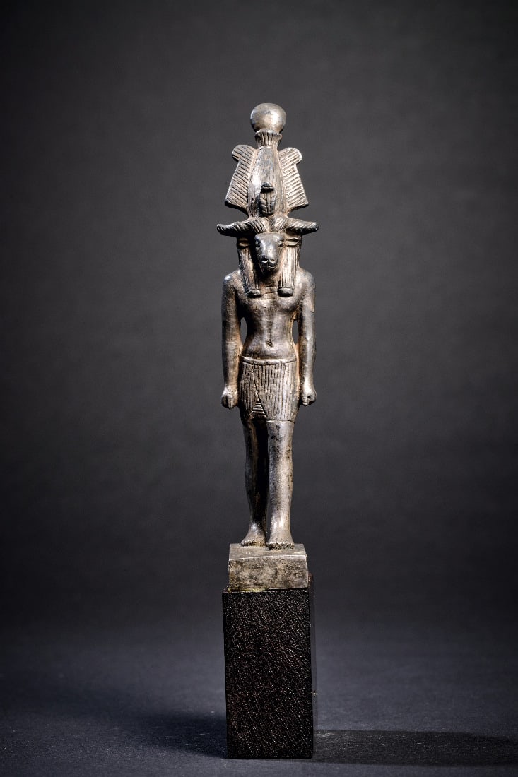 Silberfigur des Herischef (Harsaphes).: Silberfigur des Herischef (Harsaphes). Neues Reich, 1550 - 1070 v. Chr. oder Spaetzeit, ca. 900 - 700 v.Chr. Massives Silber. H 10cm (mit antiker Basis). Schreitender, widderkoepfiger Gott mit