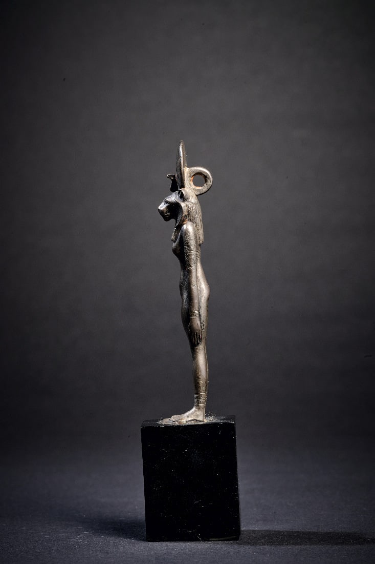 Silberfigur der Sachmet. - 2