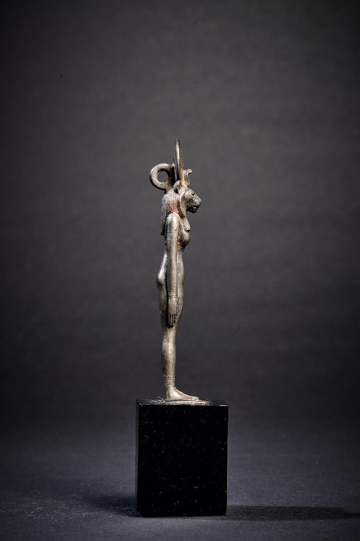 Silberfigur der Sachmet. - 4