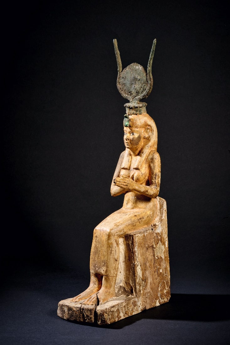 Grosse Holzfigur der thronenden Isis.: Grosse Holzfigur der thronenden Isis. Spaetzeit, ca. 711 - 323 v. Chr. H 34cm. Auf einem Thron mit niedriger Rueckenlehne sitzende Isis, deren rechte Hand an die entbloesste Brust greift. Der linke Ar