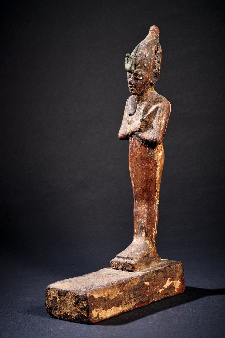 Statuette des Osiris.: Statuette des Osiris. Spaetzeit, 26. - 30. Dynastie, 664 - 343 v. Chr. Holz mit Vergoldungsresten, H 23,5cm. Mumiengestaltige, stehende Figur mit Zeremonialbart. ueber der Brust haelt der Gott Krummst