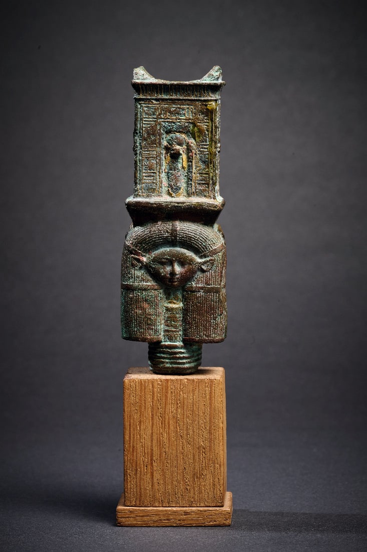 Sistrum mit Goldtauschierungen.: Sistrum mit Goldtauschierungen. Spaetzeit, 26. Dynastie, 664 - 525 v. Chr. Bronze, H 9,9cm. Oberteil eines Sistrums, beidseitig mit identischen Reliefs. Erhalten ist der Kopf der Hathor, der einen