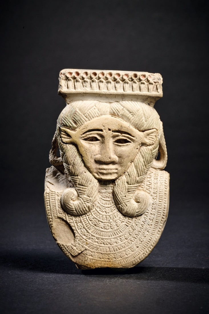 Naos-Sistrum.: Naos-Sistrum. Spaetzeit, 25. - 26. Dynastie, 744 - 525 v. Chr. Fayence, H 9,3cm. Oberteil eines Sistrums, beidseitig mit identischen Reliefs. Kopf der Hathor, der einen naosfoermigen Aufbau trug. An
