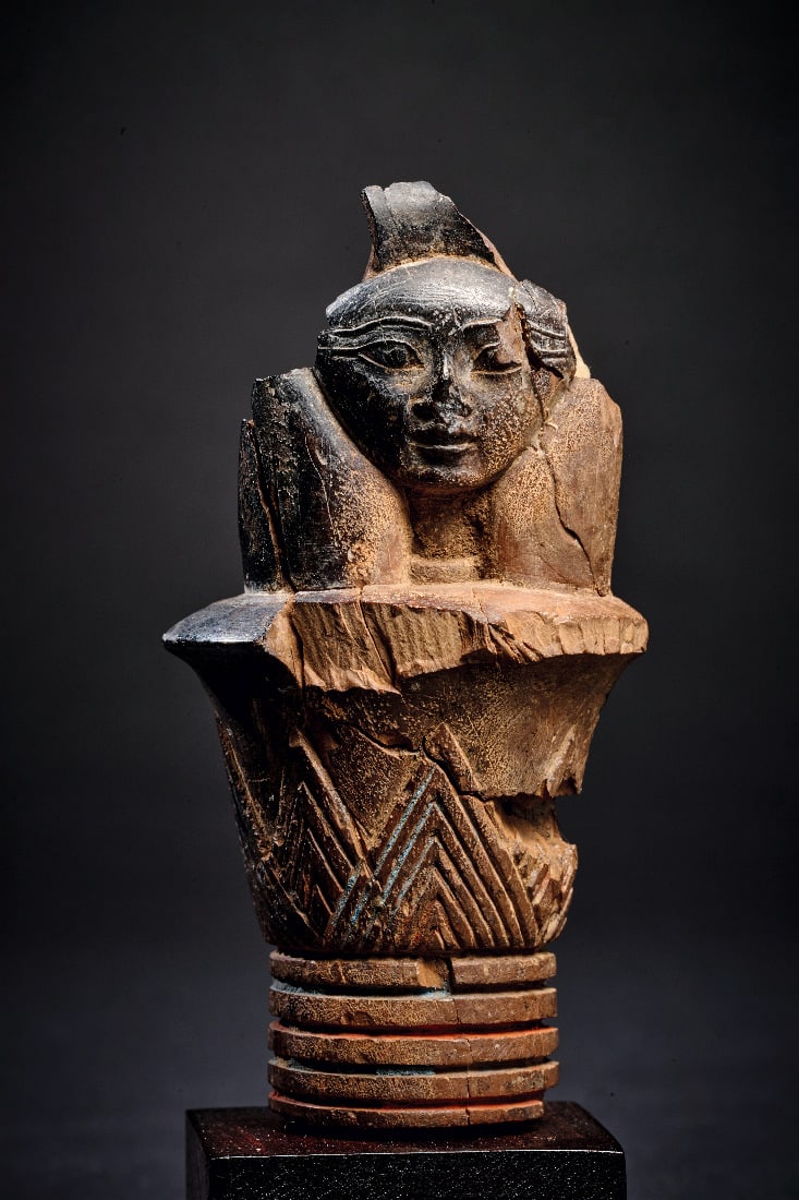 Kapitell mit Hathor-Kopf.