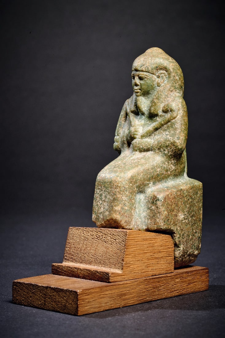 Statuette des thronenden Chepre.: Statuette des thronenden Chepre. Spaetzeit, 26. - 30. Dynastie, 664 - 343 v. Chr. Gruener Feldspat, H 10cm. Mumiengestaltige, auf einem Thron mit Rueckenlehne sitzende Figur mit Zeremonialbart. ueber