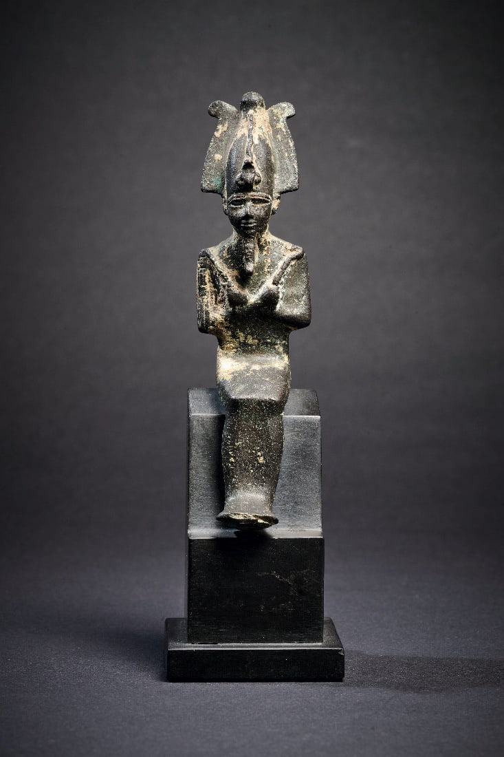 Statuette des thronenden Osiris.: Statuette des thronenden Osiris. Spaetzeit, 26. - 30. Dynastie, 664 - 343 v. Chr. Bronzevollguss, H 11,6cm. Mumiengestaltige sitzende Figur mit Zeremonialbart. ueber der Brust haelt der Gott