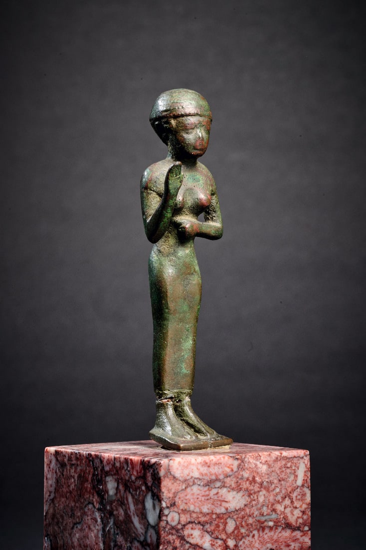 Betende.: Betende. Spaetzeit, 26. - 31. Dynastie, ca. 664 - 332 v. Chr. Bronzevollguss. H 8,5cm. Stehende Frau in einem langen, enganliegenden Gewand mit kurzer Frisur und Kappe legt die Linke auf den Bauch